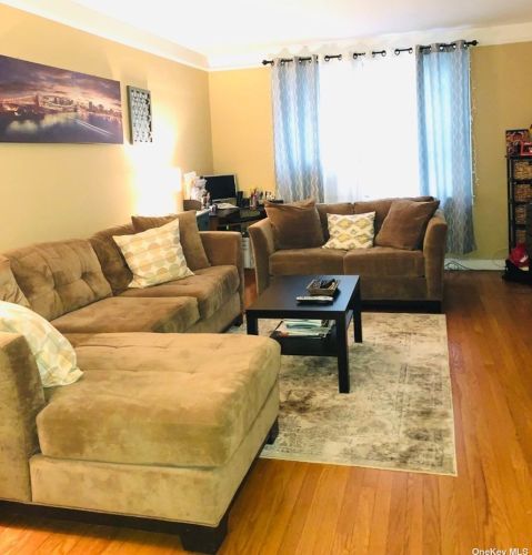 8 Welwyn Rd, Great Neck, NY 11021-3553