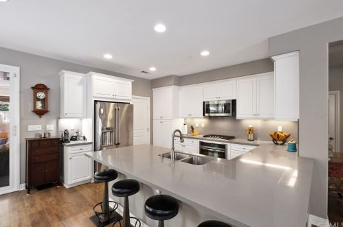 216 Compass, Irvine CA  92618-1154 exterior