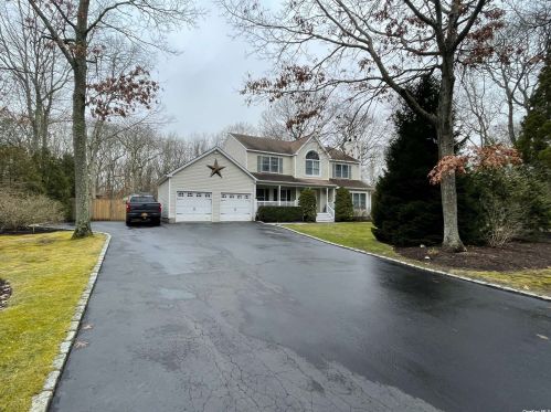 37 Drew Dr, Eastport, NY 11941-1333
