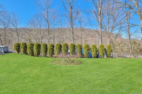 179 Benic Pl, Hawthorne NY  10532-1033 exterior