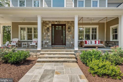 1044 Manning St, Great Falls VA  22066-1922 exterior