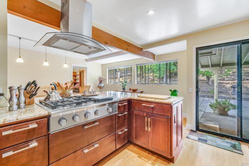 6131 Batesole Dr, Santa Rosa, CA 95404-8562