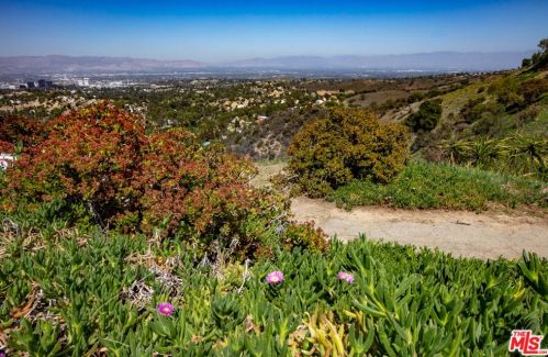 1302 Zuni Ln, Topanga CA  90290-4479 exterior