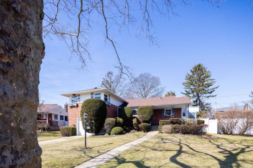 657 Kildare Cres, Seaford, NY 11783-1146