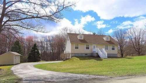 28 Lakeville Ct, Hawley, PA 18438-3020