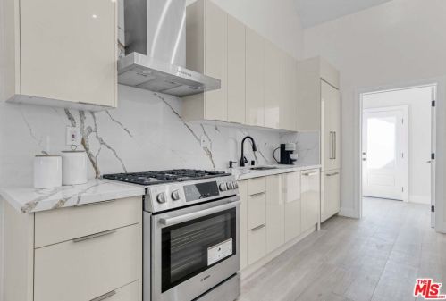 11512 La Maida St, North Hollywood CA  91601-4323 exterior