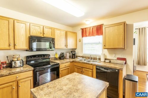 41 Robins Ct, Bybee VA  22963-2089 exterior