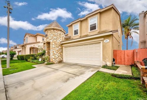 236 Cambria Dr, Long Beach, CA 90745-4745