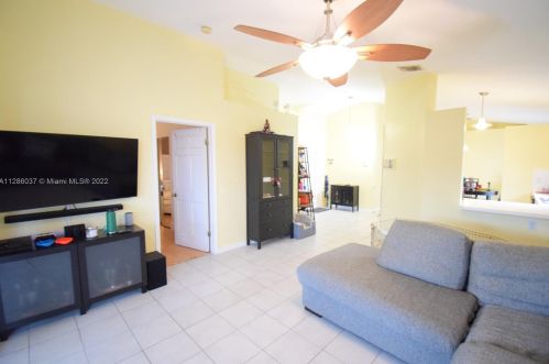 7507 169th Ter, Hialeah FL  33015-4140 exterior