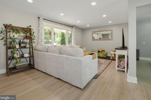 1268 Redwood Ct, Herndon VA  20170-3634 exterior