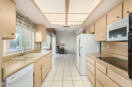 9202 Glen Oaks Cir, Sun City, AZ 85351-1304