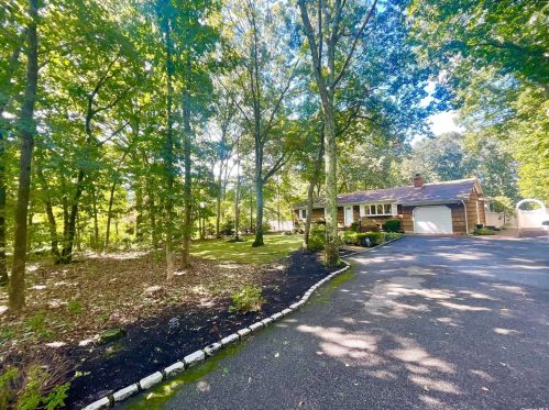 384 Miller Place Rd, Miller Place, NY 11764-3227