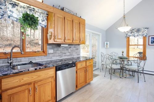 6 Poplar Dr, Mashpee MA 02649-2064 exterior