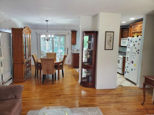 28 43rd St, Islip Manor NY  11751-1306 exterior