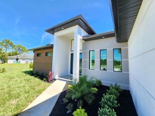 5362 Everglades Blvd, Naples, FL 34120-3201
