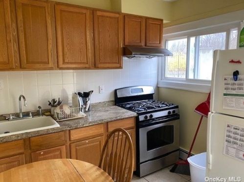 5 Thompson Hay Path, Strongs Neck NY  11733-1317 exterior