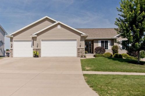 2075 Hillside Dr, Ely, IA 52227-9591