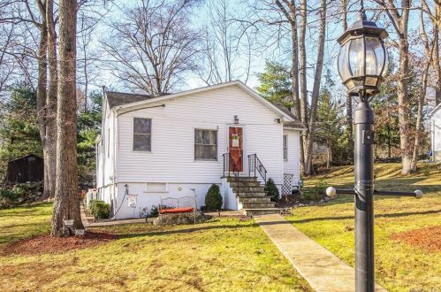 15 Brandeis Ave, Mohegan Lake, NY 10547-1101