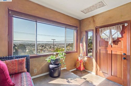 7950 Hillmont Dr, Oakland CA  94605-3521 exterior