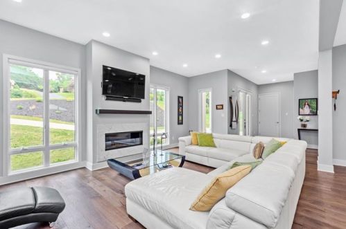 1658 Sturbridge Dr, Sewickley, PA 15143-8513