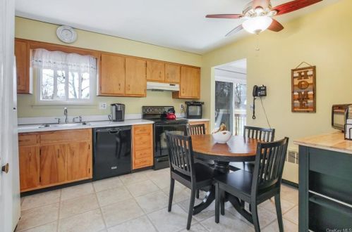 2839 Moreland St, Yorktown Hgts NY  10598-2420 exterior