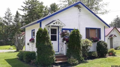101 Sunrise Ave, Broadalbin, NY 12025-2324