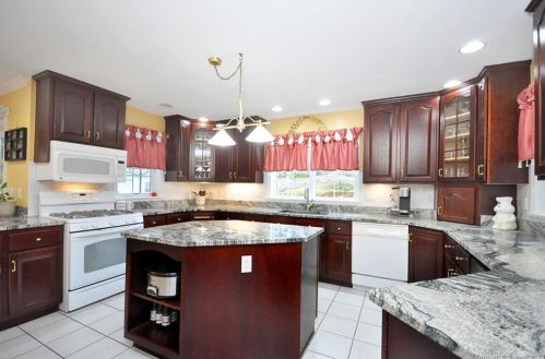 67 Steeplechase Dr, Manchester CT  06040-7066 exterior