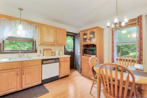 91 Spring Brook Rd, Waterbury, CT 06706-2728