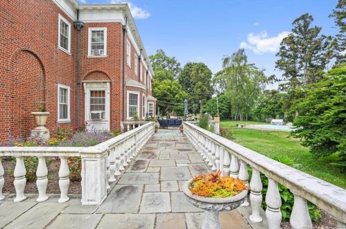 124 Old Battery Rd, Bridgeport CT  06605-3616 exterior