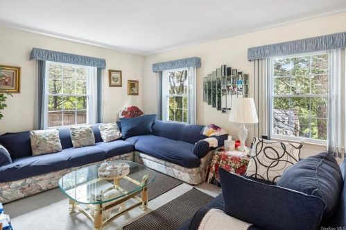 31 Weaver St, Scarsdale, NY 10583-7037