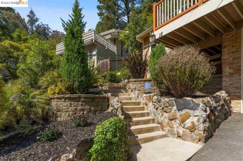 18 Conrad Ct, Oakland, CA 94611-1027