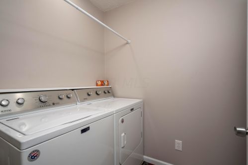 1001 Farmington Ln, Washington Ch OH  43160-8641 exterior