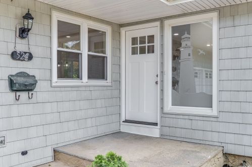 524 Pine Dr, Brightwaters, NY 11718-1727