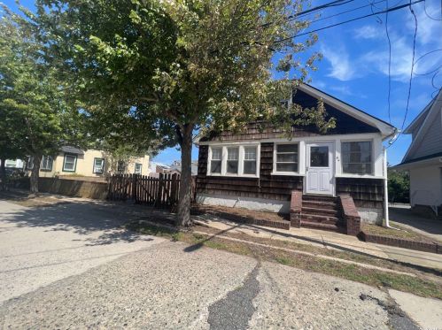 84 Cedarhurst Ave, Pt Lookout, NY 11569-3013