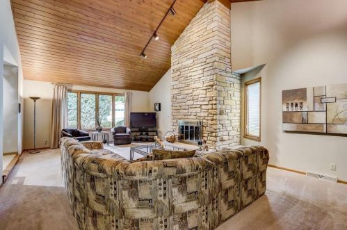 12860 Scarborough Ct, Waukesha, WI 53151-6128