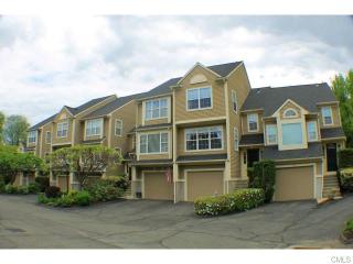 111 Paugusett Cir, Bridgeport, CT 06611-4575