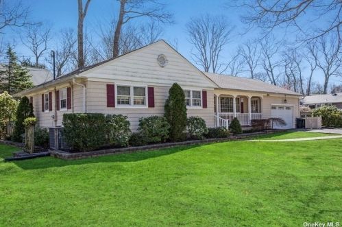 9 Ann St, Miller Place, NY 11764-2102