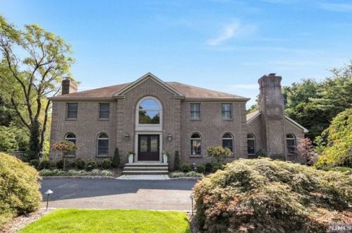 1096 Franklin Lakes Rd, Franklin Lakes, NJ 07417-1101
