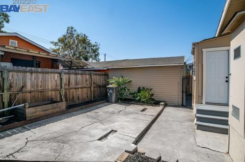 1490 76th Ave, Oakland CA  94621-2709 exterior