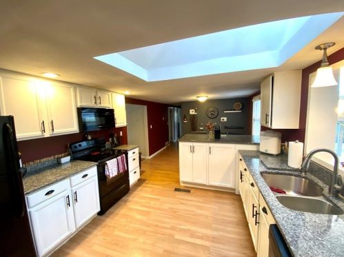 4 Poulin Dr, Putnam CT  06260-1010 exterior