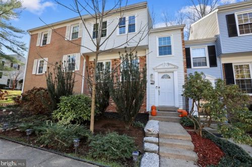 8379 Uxbridge Ct, Springfield, VA 22151-1724