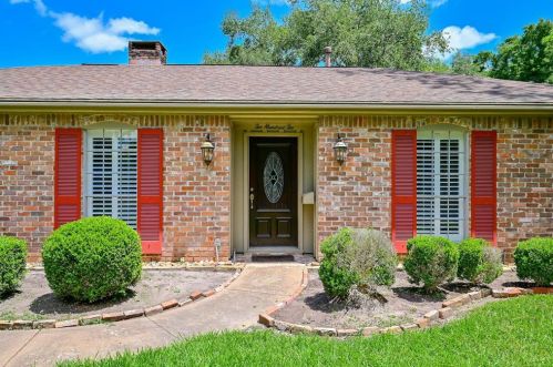 202 Whispering Oaks Dr, Taylor Lake Village, TX 77586-4622