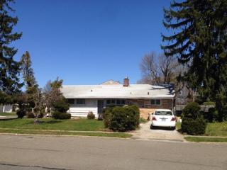 1 Griffin Ln, Syosset, NY 11791-5717