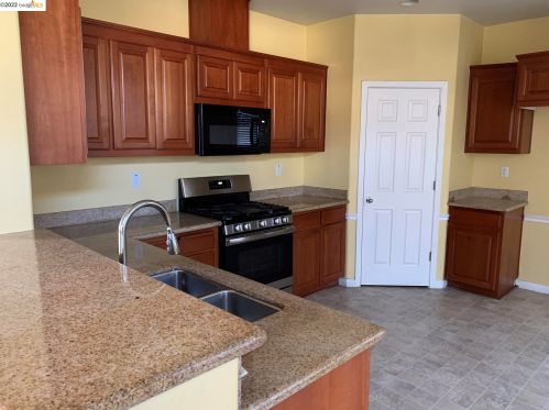 52 Cassia St, West Pittsburg, CA 94565-7243