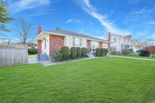 218 Cedarwood St, Islip Terrace, NY 11752-2506