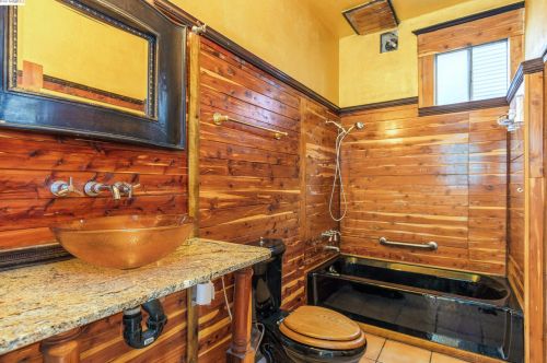 1115 Chestnut St, Oakland CA 94607-2874 exterior