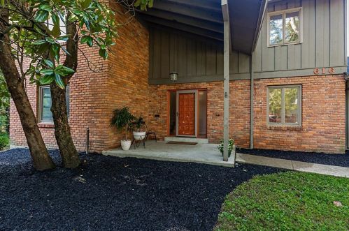 616 Hickory Hill Ln, Cincinnati, OH 45215-2607