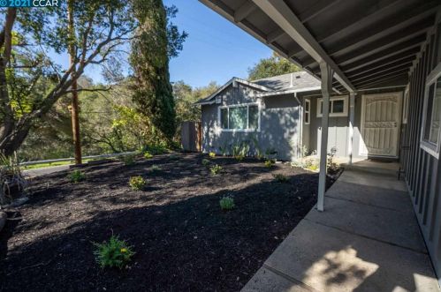 3301 Glenly Rd, Oakland CA  94605-4115 exterior