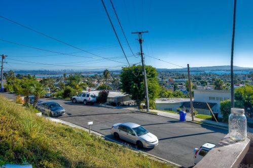 1552 Monmouth Dr, San Diego CA 92109-2247 exterior