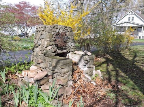 27 Vincent Rd, Bristol CT  06010-3828 exterior